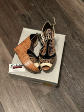 Load image into Gallery viewer, Preowned Jessica Simpson Wedges
