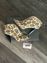 Load image into Gallery viewer, Vince Camuto Heels
